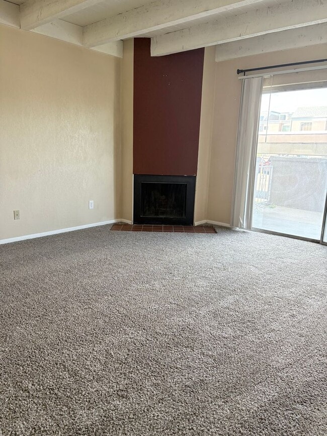 Building Photo - 2 Bedroom Lower Level Unit - ALL UTILITIES...