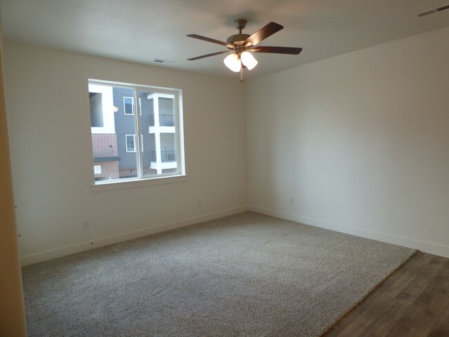 Foto del edificio - Like New 3 Bd 2 Ba Condo With Garage