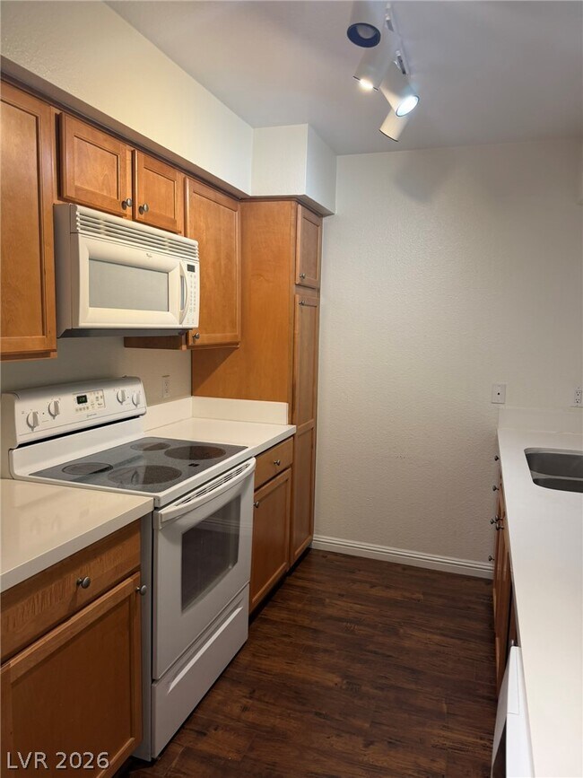 Building Photo - 650 Oakmont Ave