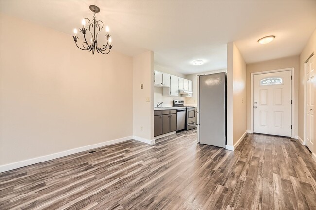 Building Photo - Beautiful townhome in Madison Hill Community-