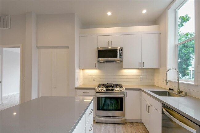 Building Photo - 41 Rosemont Plz
