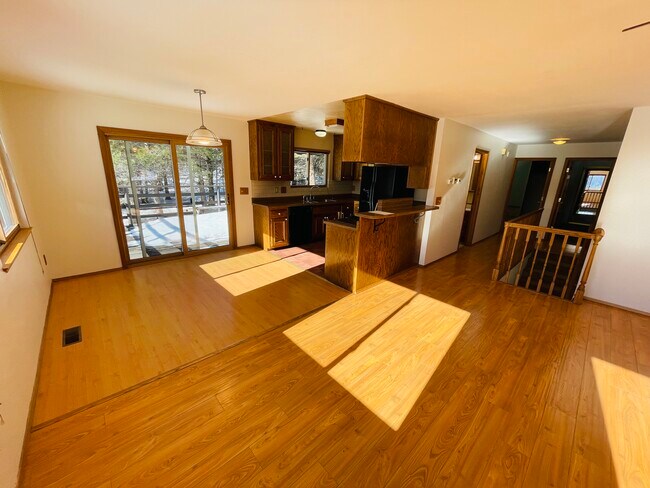 Building Photo - 1086 Clear View Dr