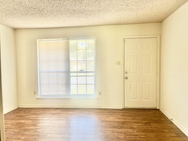 Foto del edificio - 2141 Shady Oaks Dr