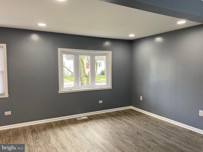 Building Photo - 24 E Maiden Ln