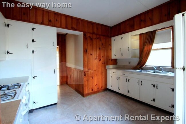 Building Photo - 92 Rogers Ave