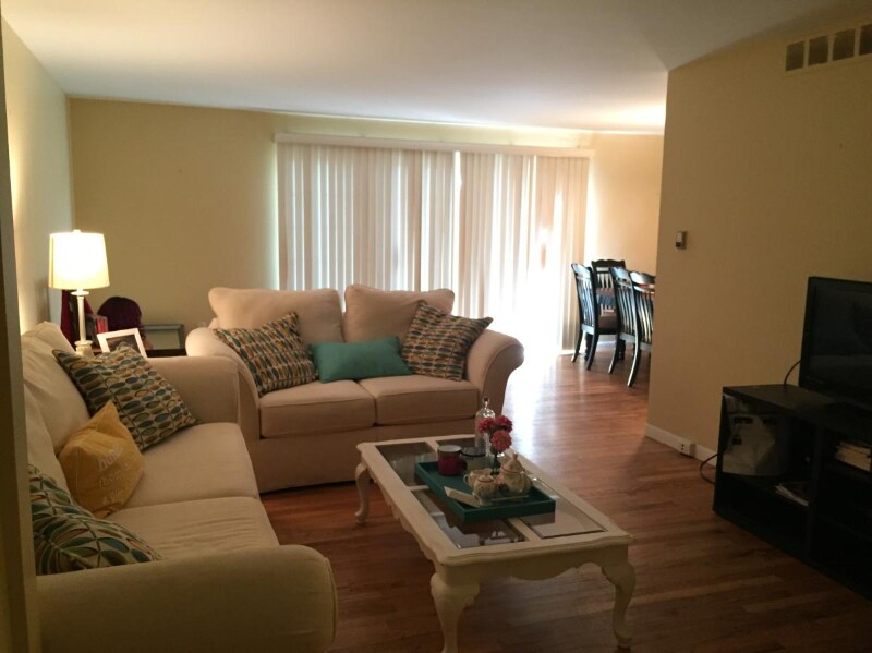 Primary Photo - 426 N Fox Hills Dr