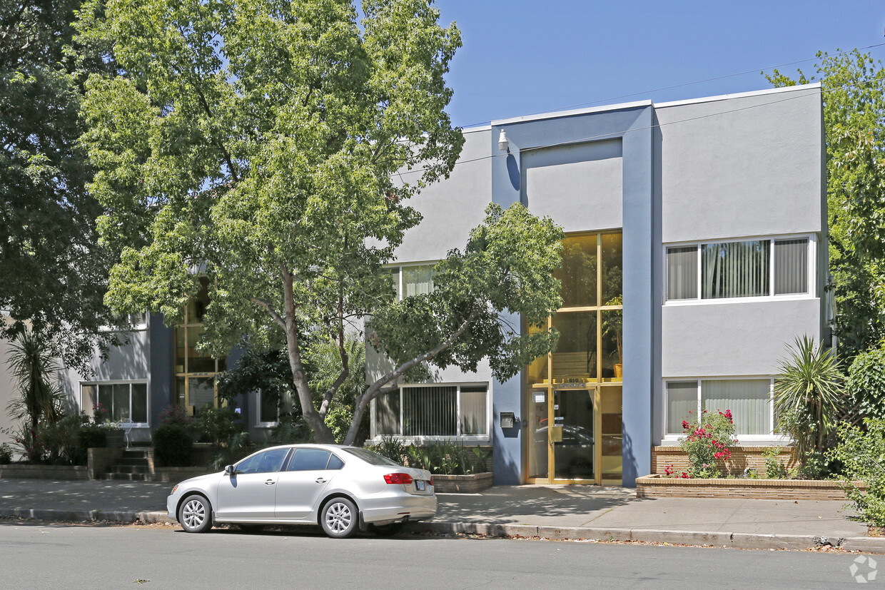 Primary Photo - Royal Palms Apartments