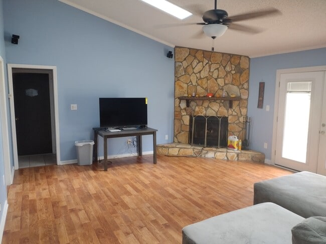 Building Photo - 657 Kemper Dr