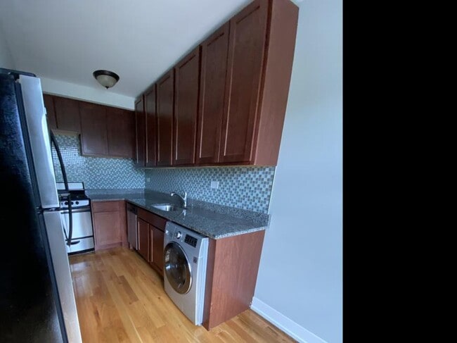 Building Photo - 0 bedroom in Chicago IL 60614