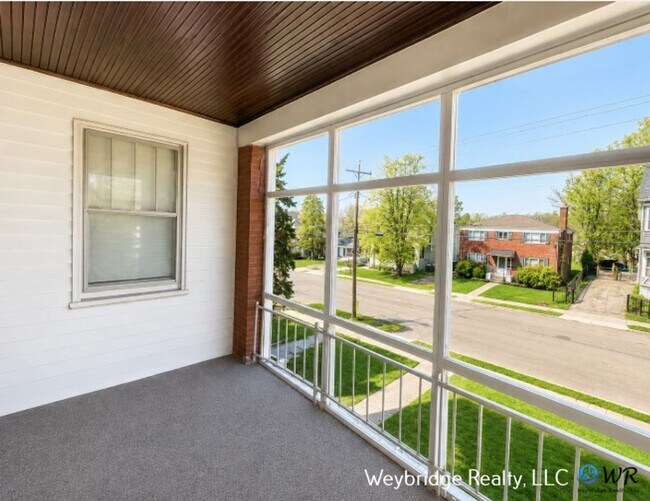 Foto del edificio - 862 Academy Ave