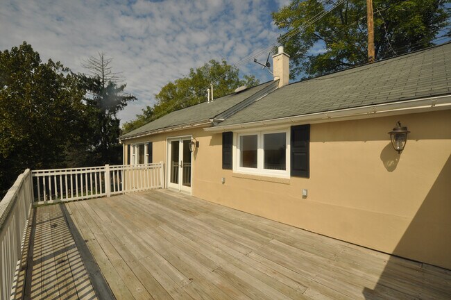 5060A Large Deck - 5060 Militia Hill Rd