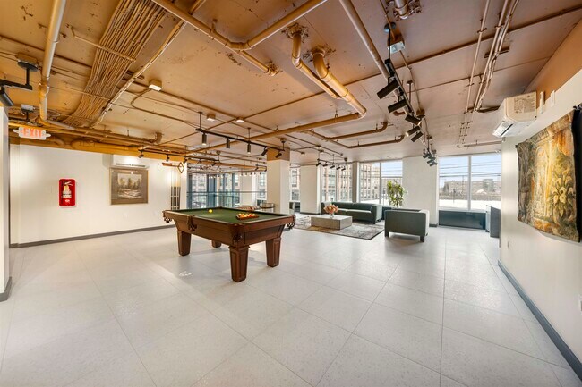 Foto del edificio - 1 Mallory Ave