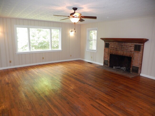 Building Photo - SPACIOUS 4/2 w/ Wood Floors, Screened Porc...