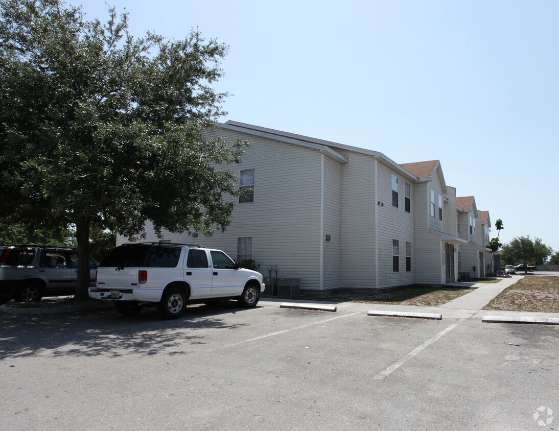 4136 16th Place - Applewood Apartments