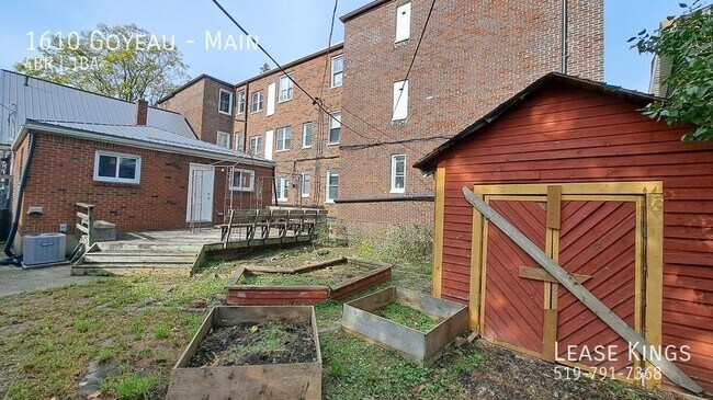 Photo du bâtiment - Completely Renovated 4 Bedroom 1 Bathroom Main Floor Unit