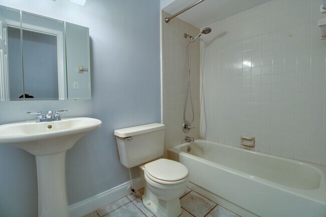 Building Photo - 1455 Oak Pl