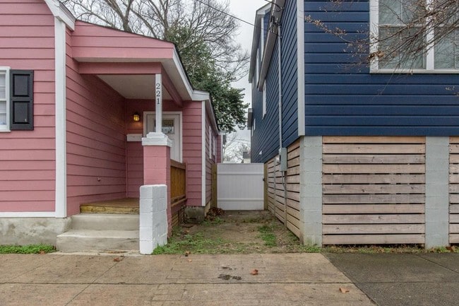 Building Photo - 221 Fishburne St