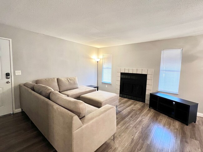 Foto del edificio - Furnished 2 Bed 2 Bath Remodeled Condo!