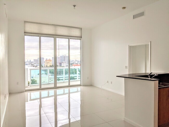 Foto del edificio - 7910 Harbor Island Dr