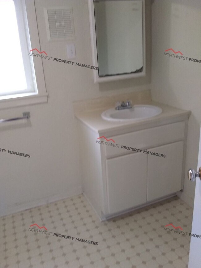 Foto del edificio - STATUS: AVAILABLE   | R168E| $1095