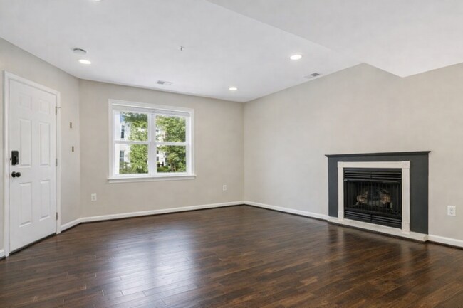 Building Photo - Bright, modern Capitol Hill 1 bed/1 bath condo with private outdoor space and secured parking