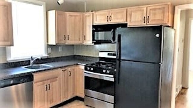 Building Photo - Charming Cape 2 bed and den /1.5 bath in W...