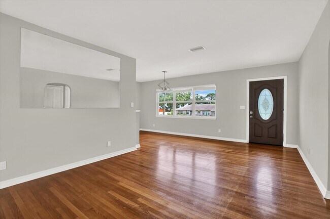 Foto del edificio - 10711 Seminole Dr N
