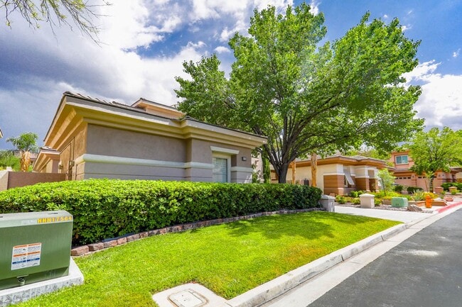 Building Photo - 5 Bedroom Pool Home Located In Summerlin G...