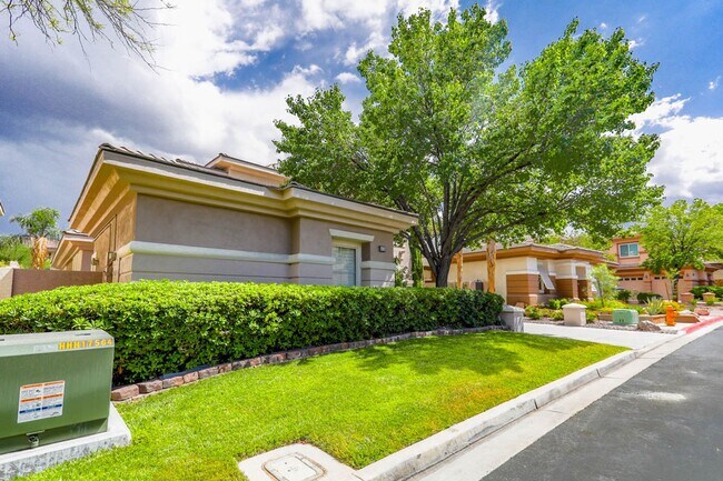 Foto del edificio - 5 Bedroom Pool Home Located In Summerlin G...