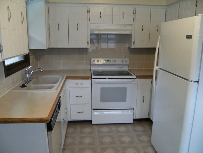 Building Photo - 3026-3028 Menke Cir