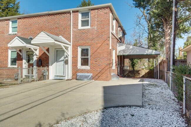 Building Photo - 2430 S Oakland St