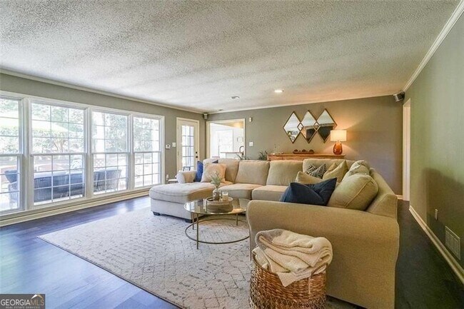 Building Photo - 701 Willow Ridge Dr NE