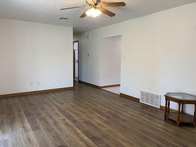 Foto del edificio - 227 W Ridge Rd