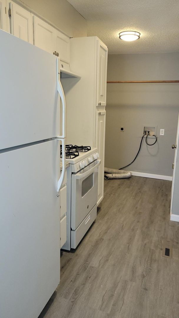 Building Photo - Completely Remodeled!!