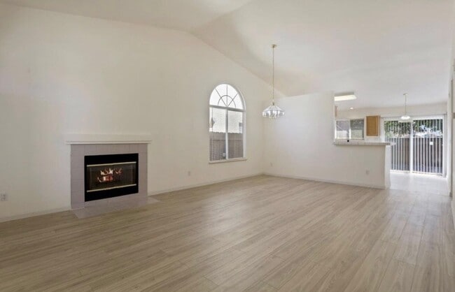 Building Photo - 5451 Governor Cir