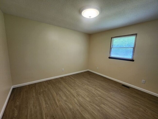 Building Photo - Updated-Pets Welcome-Pay Electric ONLY!