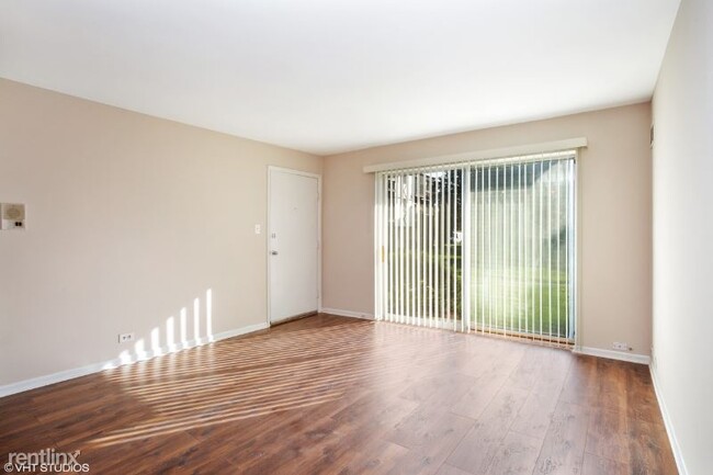 Building Photo - 2 br, 1 bath Condo - 9455 Bay Colony Dr 1S...