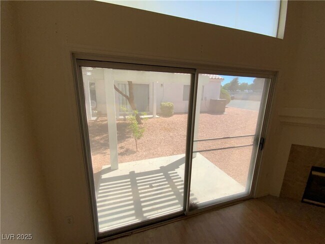 Foto del edificio - 6469 Blue Blossom Dr