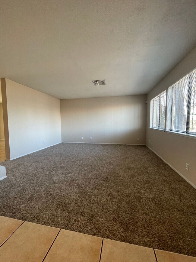 Foto del edificio - 3 BEDROOM TWO STORY Las Vegas Townhome