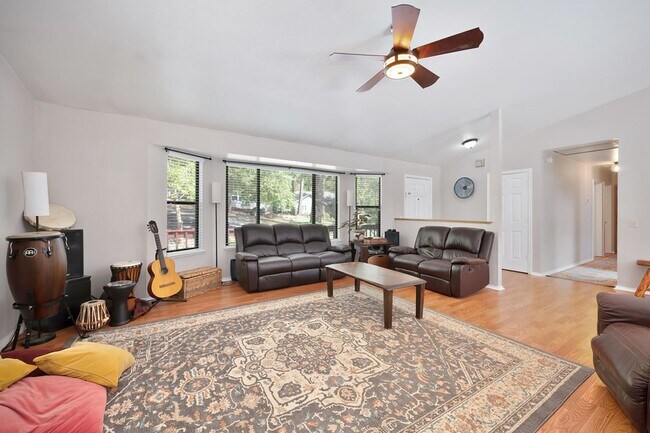 Foto del edificio - FOR RENT: Cozy Foresthill 3 bedroom 2 bath.