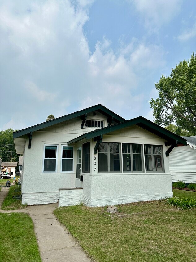 Primary Photo - 807 3rd Ave NE
