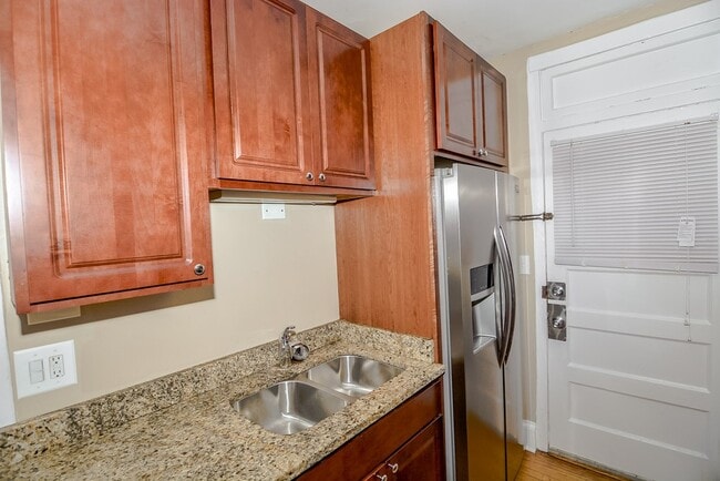 Building Photo - 2208 W Ainslie