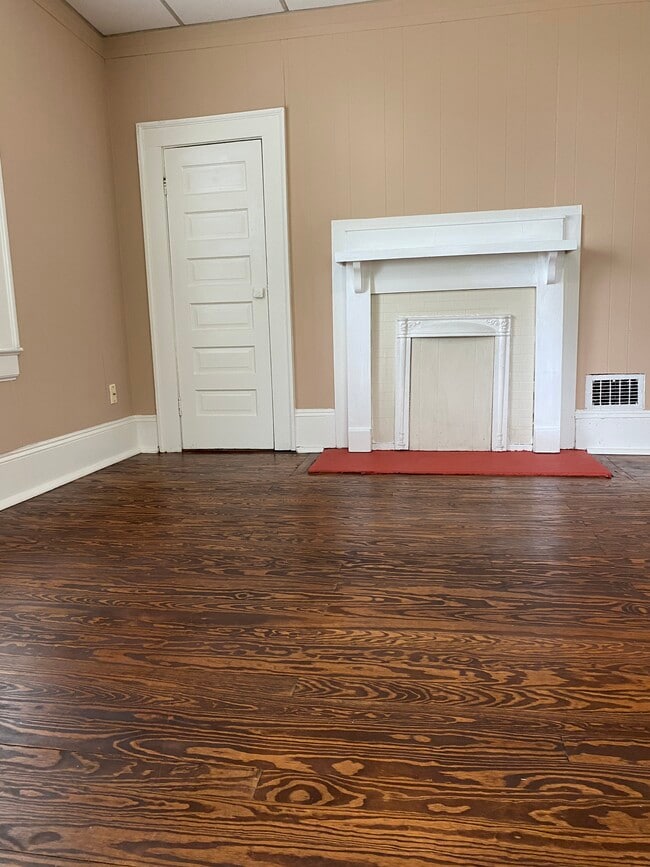 Living Room - 222 W End Blvd