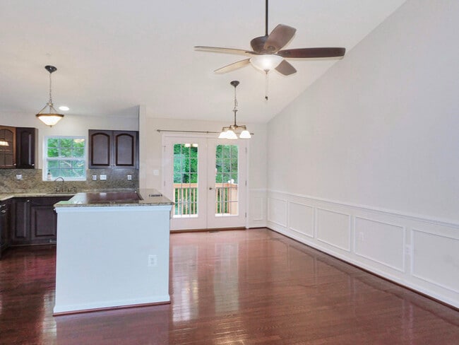 Building Photo - 3 bedroom single family on a half acre