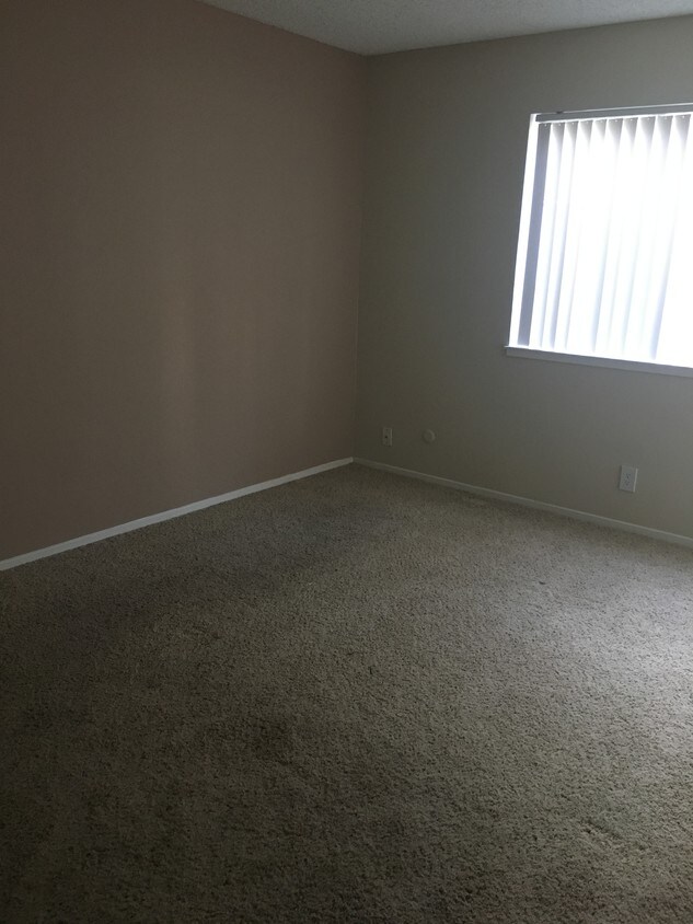 Bedroom - 1050 Crestview Dr