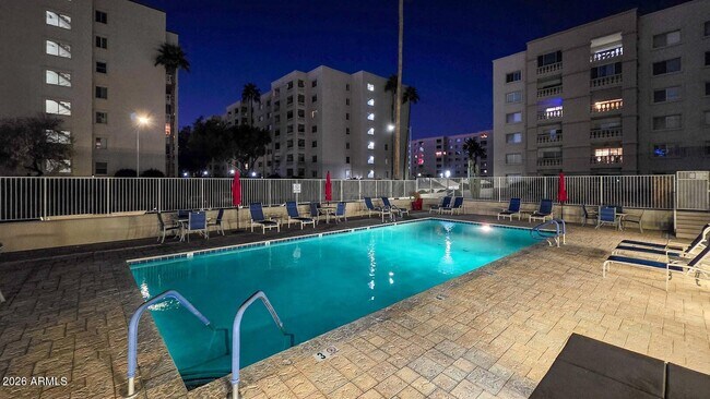 Foto del edificio - 7940 E Camelback Rd