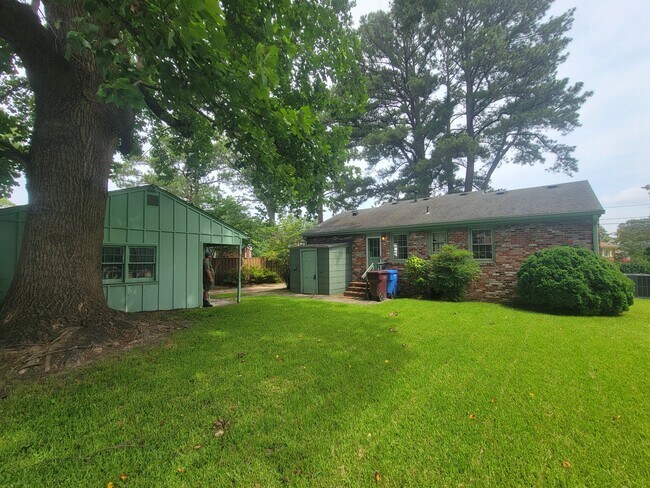 Foto del edificio - 1003 White Pine Dr