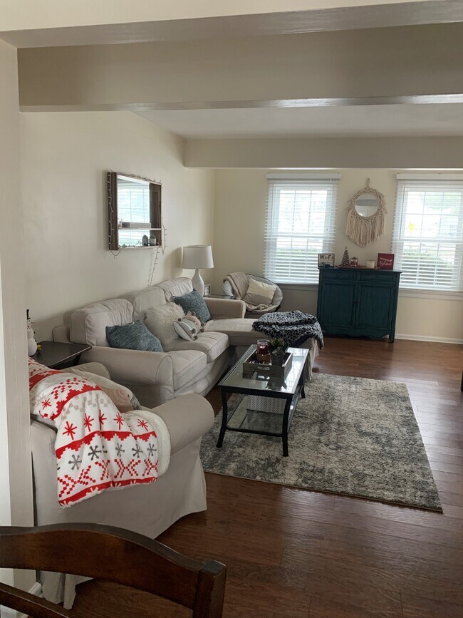 Family Room - 2704 Wellesley Ct