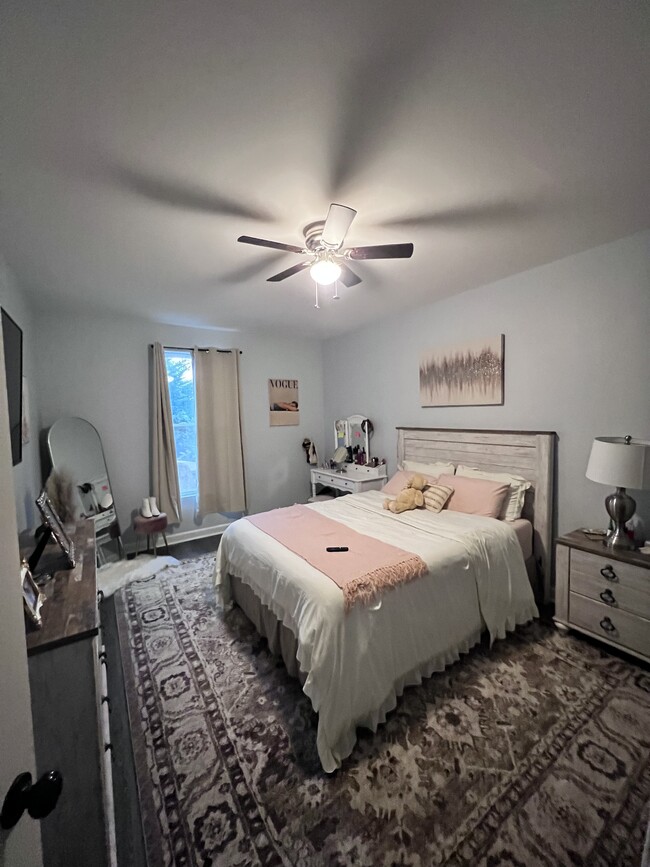 Building Photo - 5009 El Molino Dr