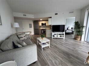 Building Photo - 1300 Brickell Bay Dr